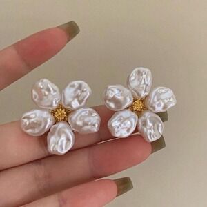 Imitation Baroque Pearl Flower‎ Earrings – Gold Center imitation Petal Studs new